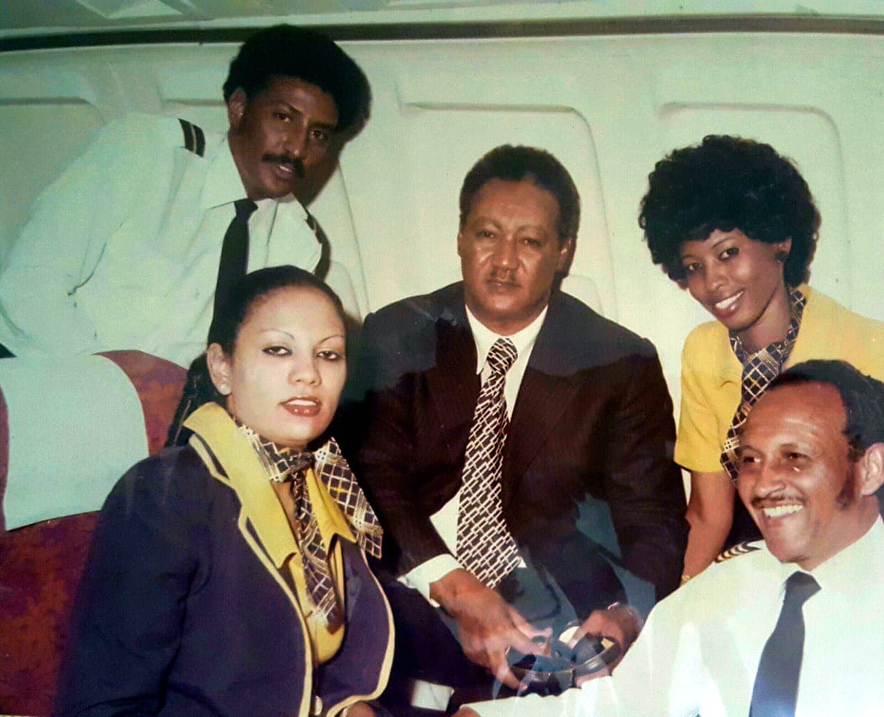 النميري مع طاقم الخطوط الجوية السودانية